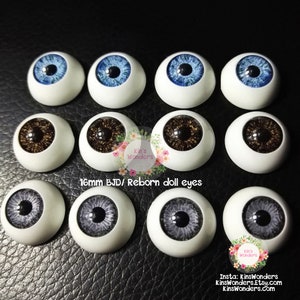 Puede incluir: Diez pares de ojos de muñeca de 16 mm en varios colores, incluidos azul, marrón y gris. Los ojos están hechos de vidrio y tienen un aspecto realista.  "16mm BJD/ Reborn doll eyes" está escrito en la imagen.