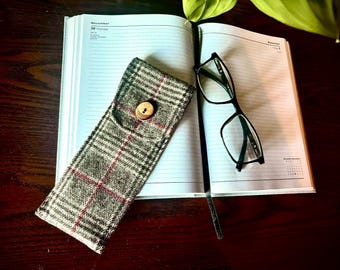 Soft Tweed Glasses Case – Wooden Button