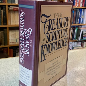 Puede incluir: Un libro de tapa dura titulado "The Treasury of Scripture Knowledge", en tonos burdeos y beige. El t&iacute;tulo se muestra en una fuente elegante en la portada y el lomo. El libro promete 500.000 referencias b&iacute;blicas para ayudar a descubrir las verdades de la Biblia.