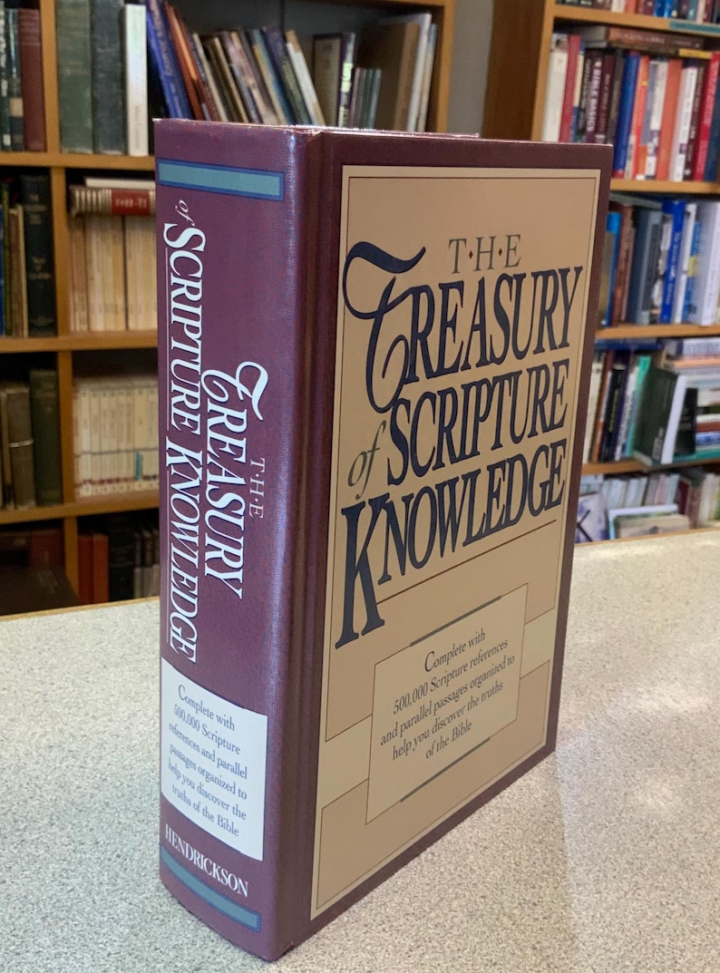 Puede incluir: Un libro de tapa dura titulado "The Treasury of Scripture Knowledge", en tonos burdeos y beige. El t&iacute;tulo se muestra en una fuente elegante en la portada y el lomo. El libro promete 500.000 referencias b&iacute;blicas para ayudar a descubrir las verdades de la Biblia.