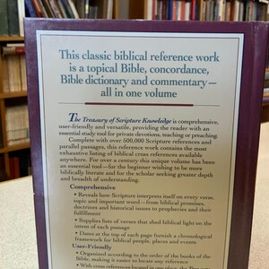 Puede incluir: Portada de libro con texto que dice: "This classic biblical reference work is a topical Bible, concordance, Bible dictionary and commentary - all in one volume." El texto contin&uacute;a con "The Treasury of Scripture Knowledge".
