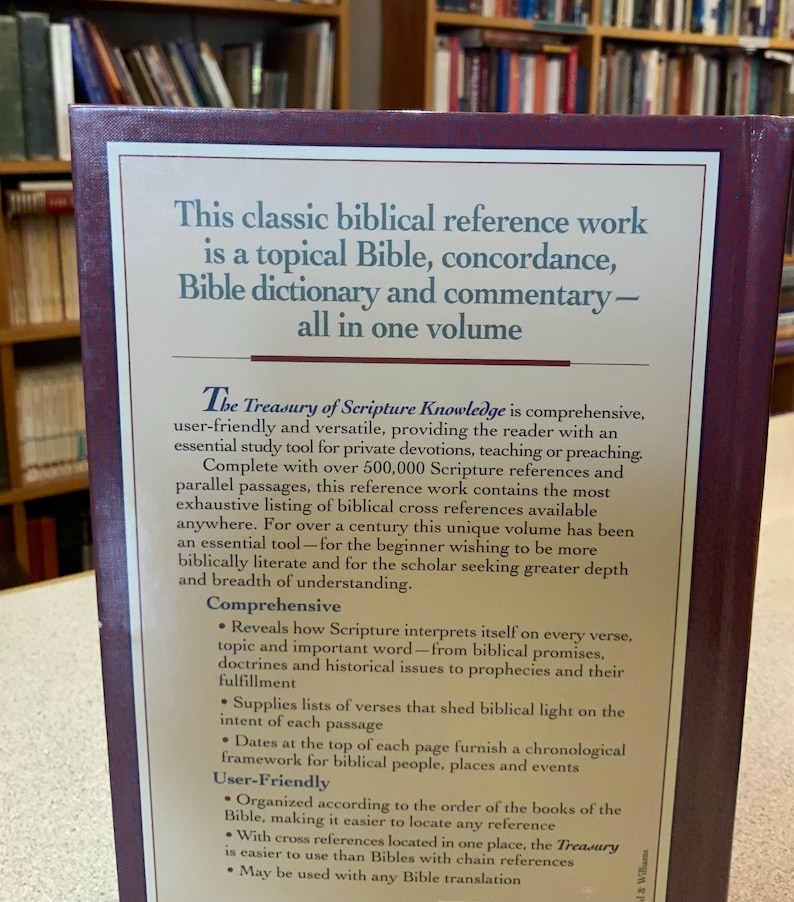 Puede incluir: Portada de libro con texto que dice: "This classic biblical reference work is a topical Bible, concordance, Bible dictionary and commentary - all in one volume." El texto contin&uacute;a con "The Treasury of Scripture Knowledge".