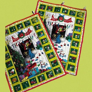 Peut inclure: Deux calendriers de l'Avent de Noël avec des bordures vertes et rouges. Chaque calendrier présente un design festif avec un sapin de Noël, des cadeaux et le texte "Merry Christmas". Les chiffres 1 à 24 sont affichés dans des carrés individuels.