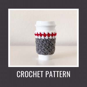Può includere: Una tazza da caffè bianca usa e getta con una custodia all'uncinetto grigia, rossa e bianca. La custodia ha un motivo a punto strutturato ed è progettata per isolare la tazza. Il testo "CROCHET PATTERN" è nella parte inferiore dell'immagine.