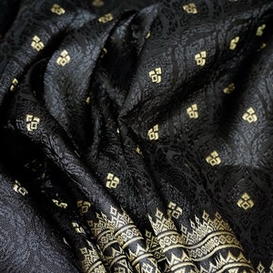 Tela de seda tailandesa-laosiana negra y dorada: 40" de seda tradicional del sudeste asiático para faldas, chales y vestidos.