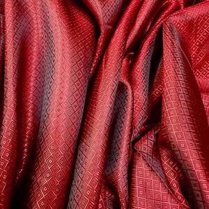 Cupro Bemberg Foder Röd Diamant Jacquard Tygmaterial för Jackor Kostymer Skjortor Kjolar Foder
