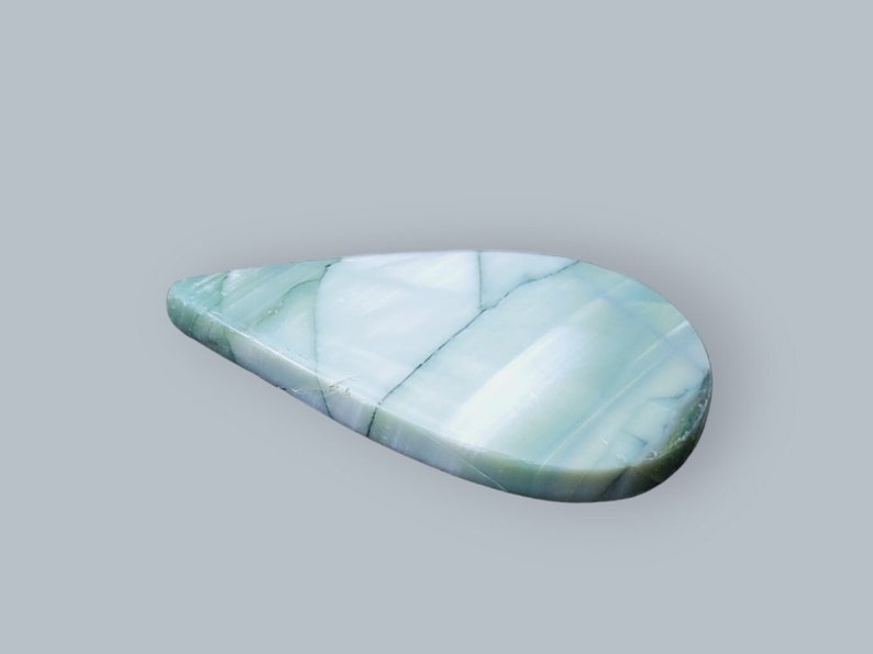 Może przedstawiać: Kropla zielonego i białego agatu o gładkiej, wypolerowanej powierzchni.