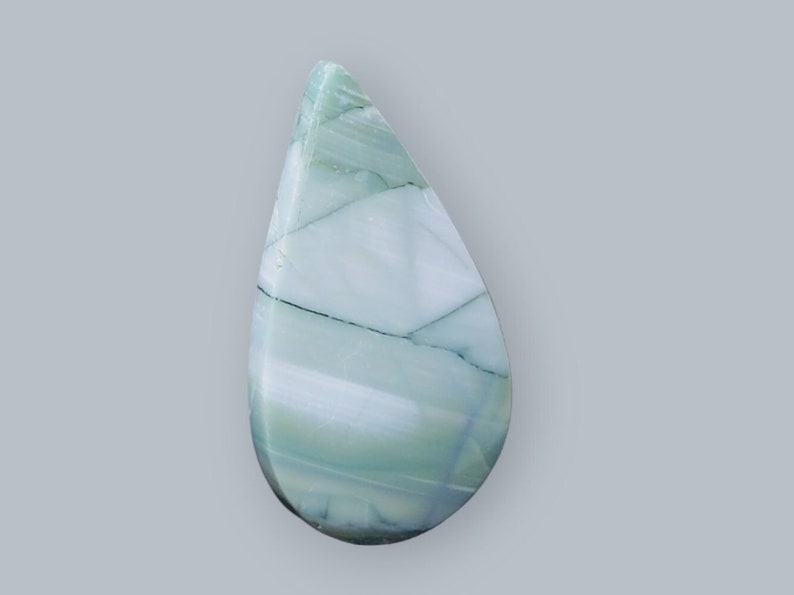 Może przedstawiać: Kropla w kształcie łzy, jasnoniebieski i zielony kamień szlachetny z białymi żyłkami.