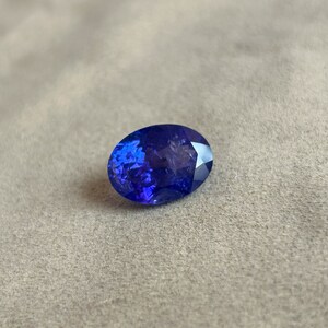 Peut inclure: Une pierre précieuse ovale de couleur bleu foncé avec une taille facetée.