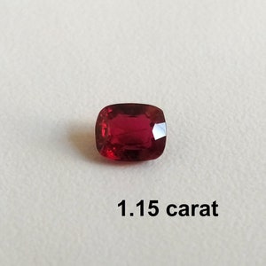 Pode incluir: Uma gema de cor vermelha profunda, cortada em forma de almofada, pesando 1,15 quilates.