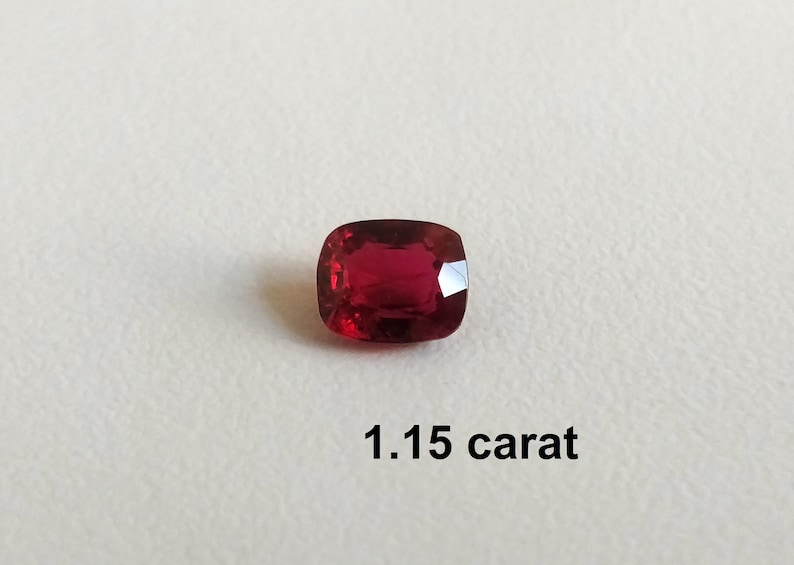 Pode incluir: Uma gema de cor vermelha profunda, cortada em forma de almofada, pesando 1,15 quilates.