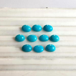 Cabujones de turquesa ovalados: Gemas sueltas de turquesa de 8x6 mm, tamaño calibrado y base plana; de un fino color azul