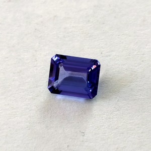 K&ouml;nnte beinhalten: Ein tiefblauer Edelstein mit einem rechteckigen Smaragdschliff.