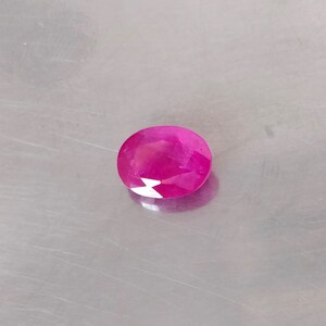 Puede incluir: Piedra preciosa de rub&iacute; de color rosa intenso de forma ovalada.