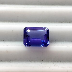 K&ouml;nnte beinhalten: Ein tiefblauer, rechteckiger Edelstein im Smaragdschliff.