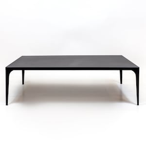 Handgjort soffbord i minimalistisk stil för vardagsrummet