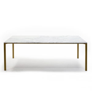 Puede incluir: Una mesa de comedor rectangular con tapa de m&aacute;rmol blanco y patas de metal dorado.