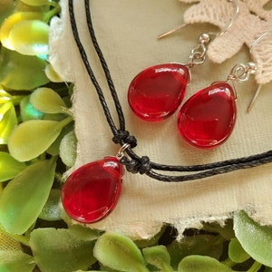 Red Stout drop necklace/woodland choker/fairy necklace/cottage core jewelry/fairy jewelry/horror jewelry/bloody choker/