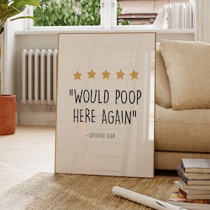 Peut inclure: Une impression encadrée avec une note de cinq étoiles et le texte "Would poop here again" - Satisfied User.