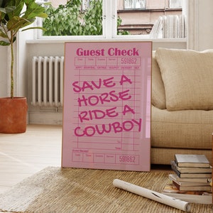 Guarde un paseo a caballo con una impresión de vaquero, decoración de vaquera costera, arte de pared de vaquera, impresión de cheques de invitado, póster de apartamento, carteles de moda, póster rosa