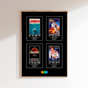 Op de afbeelding: Een ingelijste set van vier filmposters: "Jaws", "Back to the Future", "Jurassic Park" en "Ace Ventura: Pet Detective". De posters zijn geplaatst tegen een zwarte achtergrond in een houten lijst.