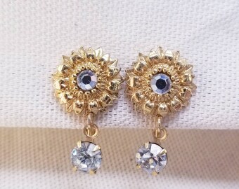 Vintage Avon Gold Tone Gem Flower Clip On Earrings