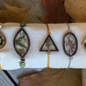 Natuurlijke armbanden van hout, hars en plant