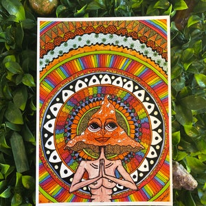 Meditazione sui funghi - Penna a inchiostro acquerellabile Groovy A4, A6 (cartolina), stampa artistica, arte murale con mandala arcobaleno, arte psichedelica con donna fungo nuda