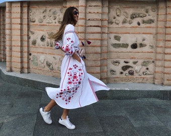 Bestickte Weiße Farbe Langes Boho Kleid Boho Style Ukrainische Vyshyvanka Kleid Frauen Natürliche Leinen Rot und Blau Embroidery