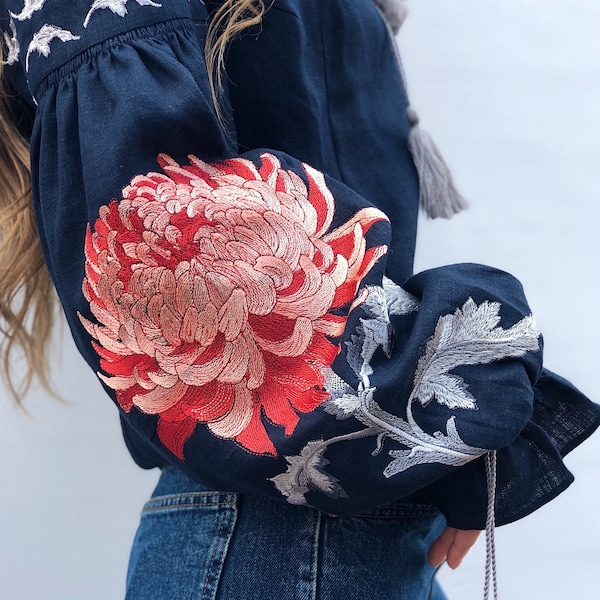 Wunderschöne tiefblaue bestickte Bluse Ukrainisch Vyshyvanka: Einzigartiges Chrysanthemendesign für einen herausragenden und natürlichen Look