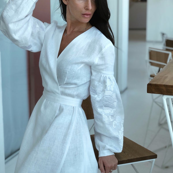 Robe de luxe brodée de style Boho pour femmes blanches / Robe enveloppante / Vyshyvanka / Broderie de couleurs blanches