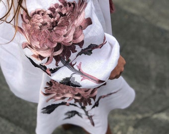 Weißes besticktes Luxuskleid für Frauen im Boho-Stil / Vyshyvanka / luxuriöse Chrysantheme / Stickerei in Pastellfarben