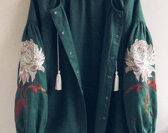 Groene linnen Oekraïense Vyshyvanka-blouse voor dames – bloemenborduurwerk chrysanten, handgemaakt in Oekraïne Linnen boho-vestshirt