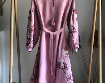 Rosa Damen Gesticktes Luxus Kleid im Boho-Stil / Pastellfarben Stickerei Pfingstrosen