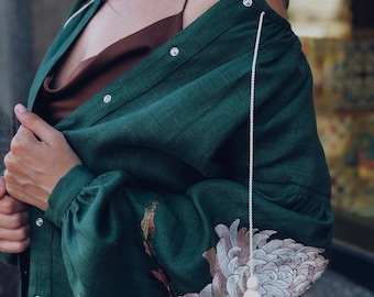 Grüne bestickte Bluse für Frauen / ethnisches Vyshyvanka-Hemd im Boho-Stil / beige braune Chrysantheme-Stickerei