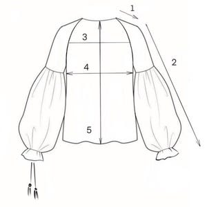 Op de afbeelding: Een lijntekening van een blouse met afmetingen aangegeven door pijlen en cijfers. De blouse heeft lange, pofmouwen met gerimpelde manchetten en een trekkoorddetail. De halslijn is rond en de body van de blouse is recht.