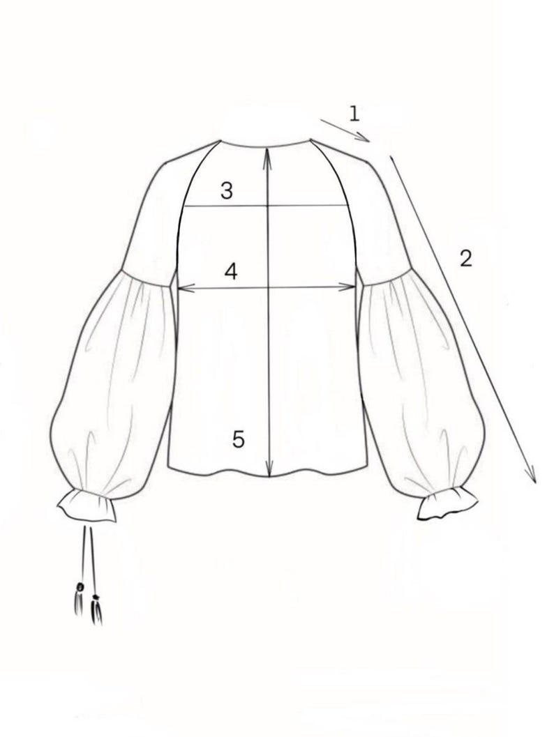 Op de afbeelding: Een lijntekening van een blouse met afmetingen aangegeven door pijlen en cijfers. De blouse heeft lange, pofmouwen met gerimpelde manchetten en een trekkoorddetail. De halslijn is rond en de body van de blouse is recht.