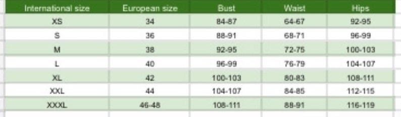 Op de afbeelding: Een maattabel met internationale en Europese maten, borst-, taille- en heupmaten in centimeters. Maten vari&euml;ren van XS tot XXXL, met bijbehorende afmetingen. De tabel heeft een lichtgroene achtergrond.