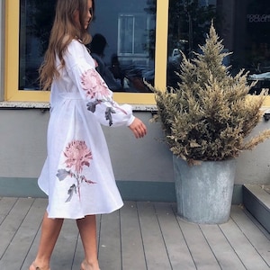Weißes besticktes Luxuskleid für Frauen im Boho-Stil / Vyshyvanka / luxuriöse Chrysantheme / Stickerei in Pastellfarben