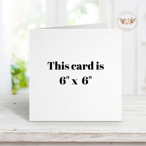 Puede incluir: Una tarjeta blanca con el texto "This card is 6" x 6" impreso en negro.