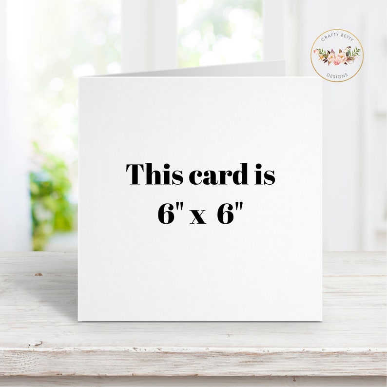 Puede incluir: Una tarjeta blanca con el texto "This card is 6" x 6" impreso en negro.