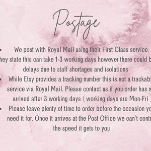 Puede incluir: Un fondo de acuarela rosa y blanco con texto negro que describe la informaci&oacute;n de env&iacute;o. El texto indica que los art&iacute;culos se env&iacute;an a trav&eacute;s del servicio Royal Mail First Class, que normalmente tarda de 1 a 3 d&iacute;as h&aacute;biles. Tambi&eacute;n menciona que Etsy proporciona un n&uacute;mero de seguimiento, pero no es rastreable a trav&eacute;s de Royal Mail. El texto aconseja a los clientes que se pongan en contacto con el vendedor si su pedido no ha llegado despu&eacute;s de 3 d&iacute;as h&aacute;biles. Tambi&eacute;n anima a los clientes a realizar el pedido con antelaci&oacute;n a la ocasi&oacute;n para la que necesitan el art&iacute;culo, ya que el vendedor no puede controlar la velocidad de entrega una vez que el art&iacute;culo est&aacute; en la oficina de correos.