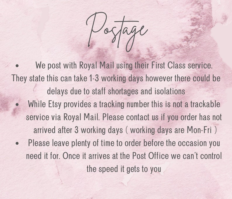 Puede incluir: Un fondo de acuarela rosa y blanco con texto negro que describe la informaci&oacute;n de env&iacute;o. El texto indica que los art&iacute;culos se env&iacute;an a trav&eacute;s del servicio Royal Mail First Class, que normalmente tarda de 1 a 3 d&iacute;as h&aacute;biles. Tambi&eacute;n menciona que Etsy proporciona un n&uacute;mero de seguimiento, pero no es rastreable a trav&eacute;s de Royal Mail. El texto aconseja a los clientes que se pongan en contacto con el vendedor si su pedido no ha llegado despu&eacute;s de 3 d&iacute;as h&aacute;biles. Tambi&eacute;n anima a los clientes a realizar el pedido con antelaci&oacute;n a la ocasi&oacute;n para la que necesitan el art&iacute;culo, ya que el vendedor no puede controlar la velocidad de entrega una vez que el art&iacute;culo est&aacute; en la oficina de correos.