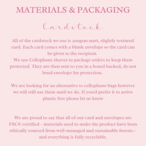 Puede incluir: Texto sobre un fondo rosa que describe los materiales y el embalaje utilizados para las tarjetas y los sobres. El texto indica que la cartulina es mate, ligeramente texturizada y de 300 g/m&sup2;, y que viene con un sobre en blanco. El texto tambi&eacute;n indica que los productos se empaquetan en mangas de celof&aacute;n y se env&iacute;an en un sobre con respaldo de cart&oacute;n. El texto tambi&eacute;n indica que los productos est&aacute;n certificados por FSC&reg;, provienen de bosques gestionados de forma responsable y sostenible, y son totalmente reciclables.