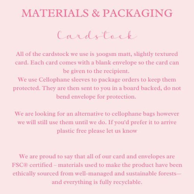 Puede incluir: Texto sobre un fondo rosa que describe los materiales y el embalaje utilizados para las tarjetas y los sobres. El texto indica que la cartulina es mate, ligeramente texturizada y de 300 g/m&sup2;, y que viene con un sobre en blanco. El texto tambi&eacute;n indica que los productos se empaquetan en mangas de celof&aacute;n y se env&iacute;an en un sobre con respaldo de cart&oacute;n. El texto tambi&eacute;n indica que los productos est&aacute;n certificados por FSC&reg;, provienen de bosques gestionados de forma responsable y sostenible, y son totalmente reciclables.