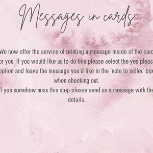 Puede incluir: Un fondo de acuarela rosa y blanco con texto que dice "Mensajes en tarjetas". El texto explica que ahora puedes agregar un mensaje personalizado a tu tarjeta. Puedes seleccionar "s&iacute;" para agregar un mensaje y dejar el mensaje en el cuadro "nota al vendedor" al finalizar la compra. Si te saltas este paso, puedes enviar un mensaje con los detalles.