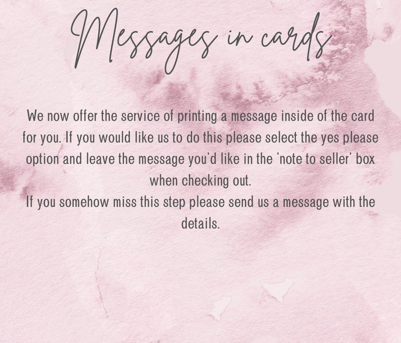 Puede incluir: Un fondo de acuarela rosa y blanco con texto que dice "Mensajes en tarjetas". El texto explica que ahora puedes agregar un mensaje personalizado a tu tarjeta. Puedes seleccionar "s&iacute;" para agregar un mensaje y dejar el mensaje en el cuadro "nota al vendedor" al finalizar la compra. Si te saltas este paso, puedes enviar un mensaje con los detalles.