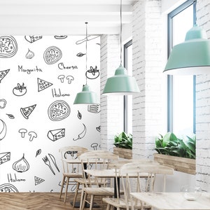 Könnte beinhalten: Eine weiße Backsteinwand mit einem schwarz-weißen Wandbild zum Thema Pizza. Das Wandbild zeigt Zeichnungen von Pizzastücken, Tomaten, Knoblauch, Pilzen und Käse. Vor der Wand stehen Holztische und -stühle, auf den Fensterbänken stehen grüne Pflanzen in Töpfen.