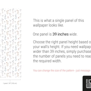 K&ouml;nnte beinhalten: Eine einzelne Tapetenbahn mit floralem Muster, 99 cm breit, mit einem sich wiederholenden Muster aus zarten Blumen in ged&auml;mpften T&ouml;nen. Das Bild enth&auml;lt H&ouml;henmessungen in Zoll und cm sowie Text, der die Breite der Bahn und die Bestellung beschreibt.