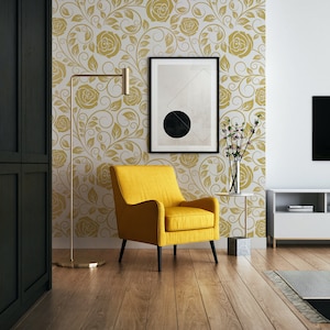 Pu&ograve; includere: Una poltrona gialla si trova in una stanza con una parete bianca con un motivo di carta da parati floreale dorata. Un quadro incorniciato in bianco e nero &egrave; appeso alla parete sopra la poltrona. Una lampada da terra con una base dorata si trova accanto alla poltrona. Un piccolo tavolo bianco con un vaso di fiori si trova nell'angolo della stanza.